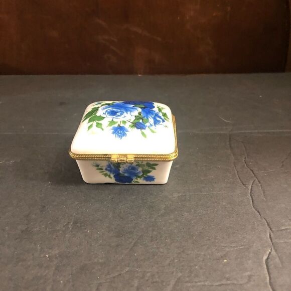 Beautiful Vintage Hand-painted Hinged Blue Rose Porcelain Trinket Box. - Picture 6 of 7